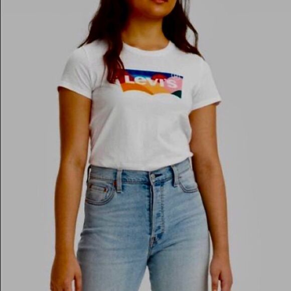 Levi's Women's Graphic T-Shirt Short Sleeve White - Picture 2 of 5